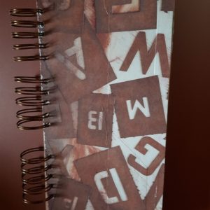 Libreta hecha a mano, papeles de letras, anillas de color cobre antiguo