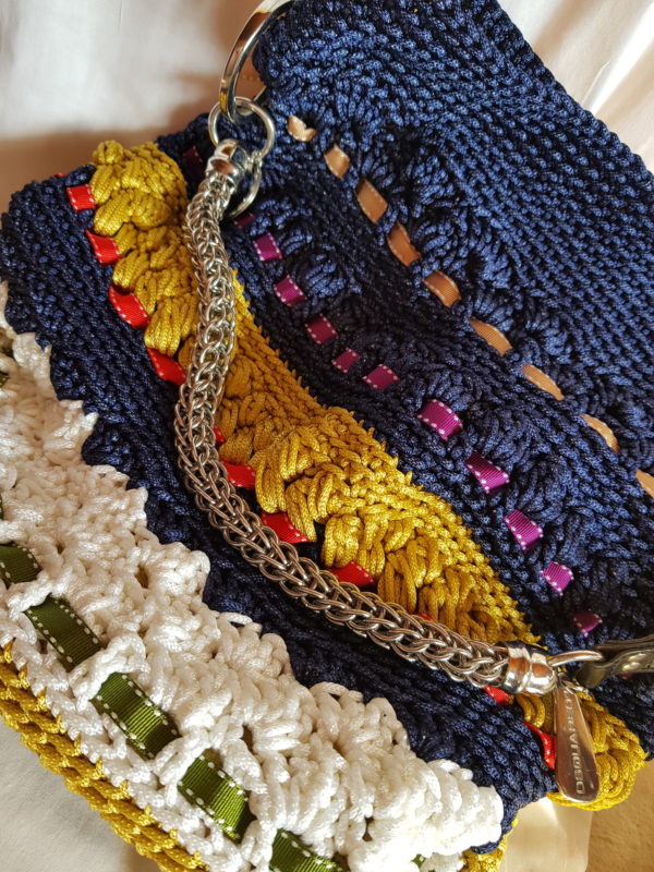 Bolso de crochet con hilo sedoso, combinación de colores, forro interior de loneta y cadena de colgar