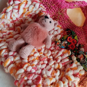 Detalle del bolso con lana bucle, combinación de colores, forrado con tela de loneta y aplicación de oso combinado con paillete de flores y logo
