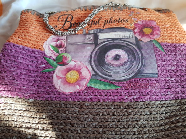 Bolso de hilo de algodón combinación de colores, forrado de tela de loneta y aplique textil de cámara de fotos y flores.