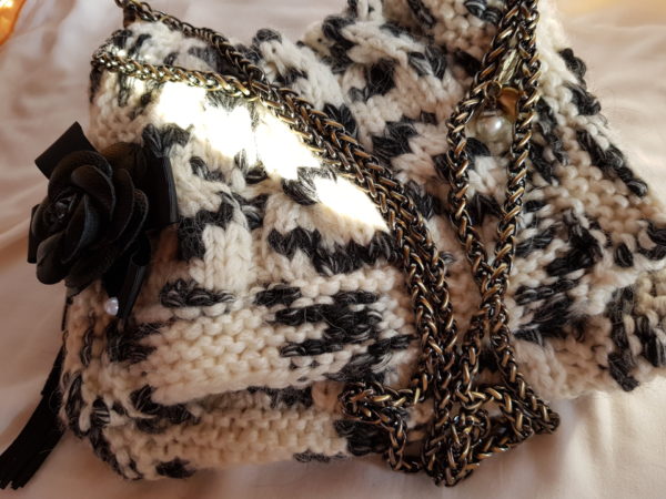 Bolso de lana con cadena y abalorios, forrado de tela de topos