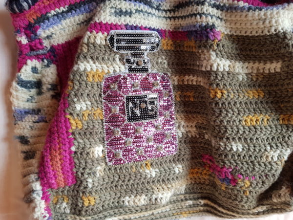 Detalle de la bolsa de lana combinación de colores, complementos en los dos lados de la bolsa, y forrada con tela de trapillo