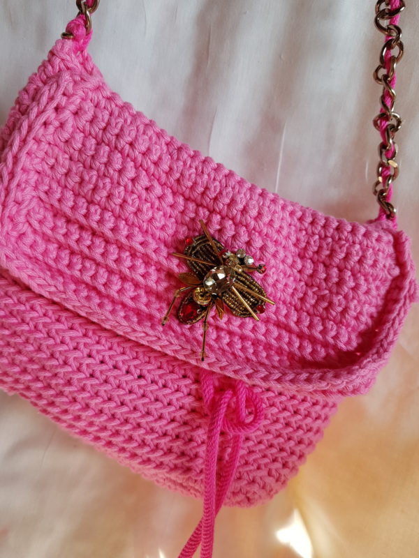 Bolso de hilo de algodón, con abalorio de abeja, cadena color cobre y forrada con tela de loneta