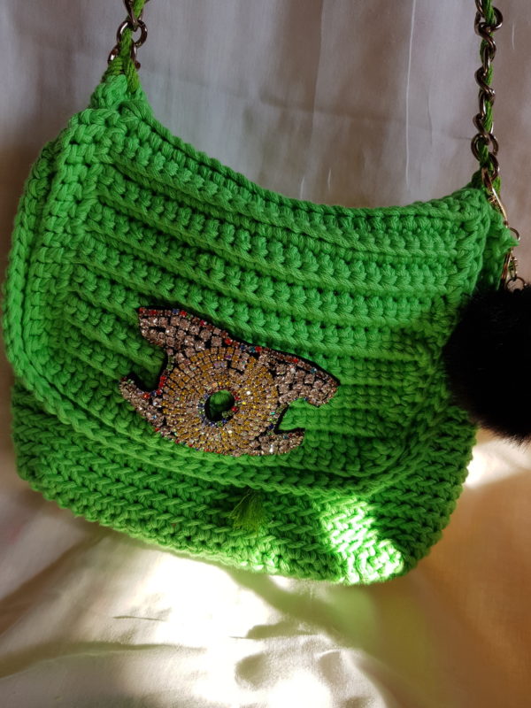 Bolso pequeño de crochet, forrado con tela de loneta, complemento y pompón, cadena dorada