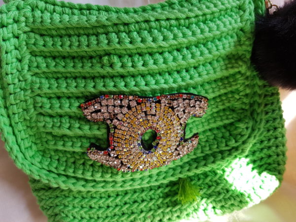Bolso pequeño de crochet, forrado con tela de loneta, complemento y pompón, cadena dorada