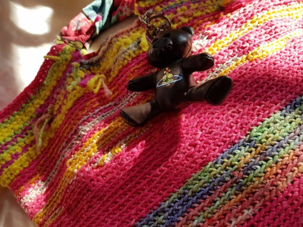 Detalle de la bolsa hecha a mano con algodon combinando colores asas de tela hawaiana y oso de piel