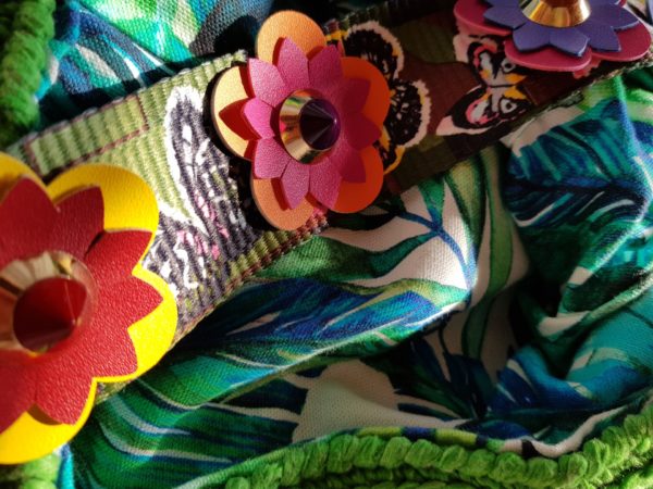 Detalle asa del bolso y interior de la bolsa forrada con tela de loneta tropical